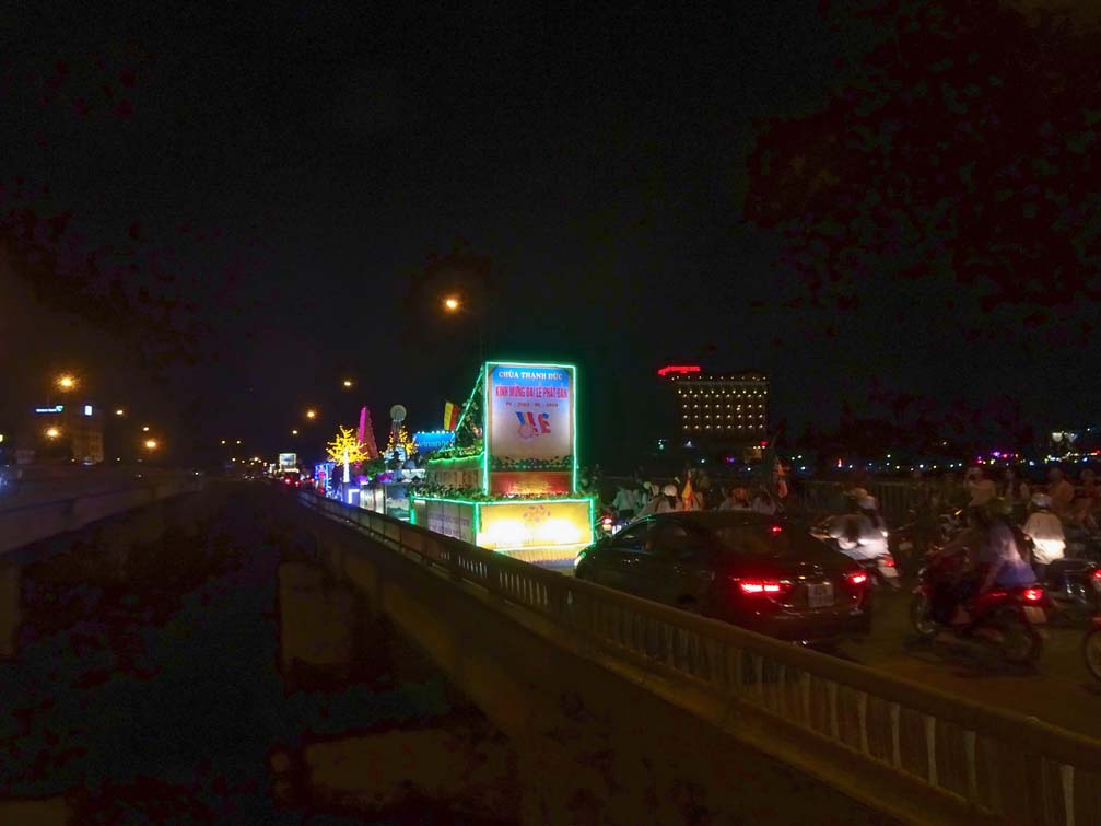 Diễu hành xe hoa đường phố mừng lễ Phật Đản Kon Tum 2019